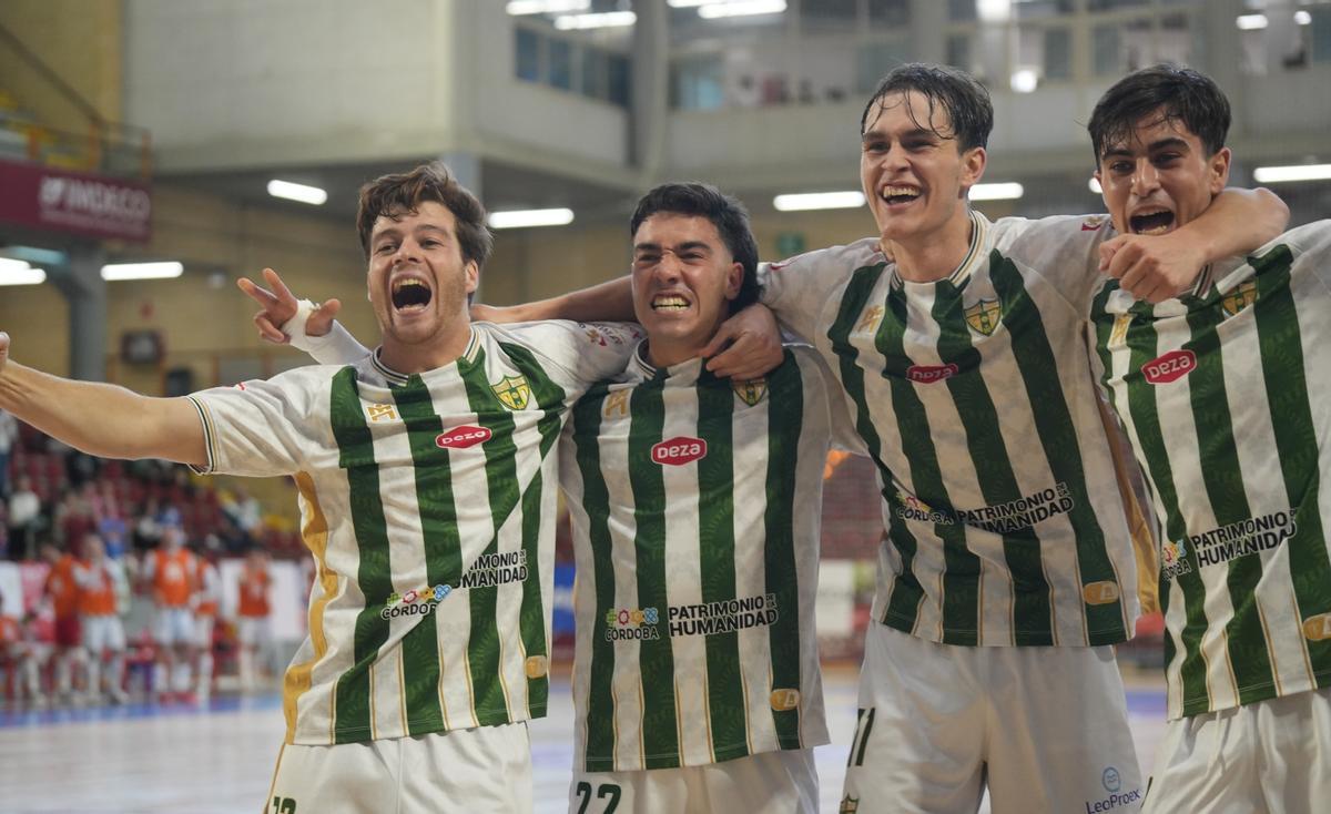 Parreño, Titi del Rey, Javi Aranda y Hugo celebran uno de los goles marcados al Manzanares.