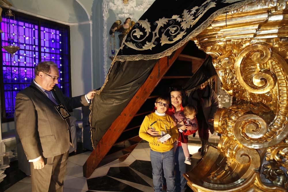 Los niños celebran la Candelaria bajo el manto de los Dolores