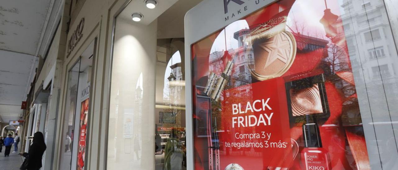 La publicidad del Black Friday conquista las calles comerciales de Zaragoza. | ANDREEA VORNICU