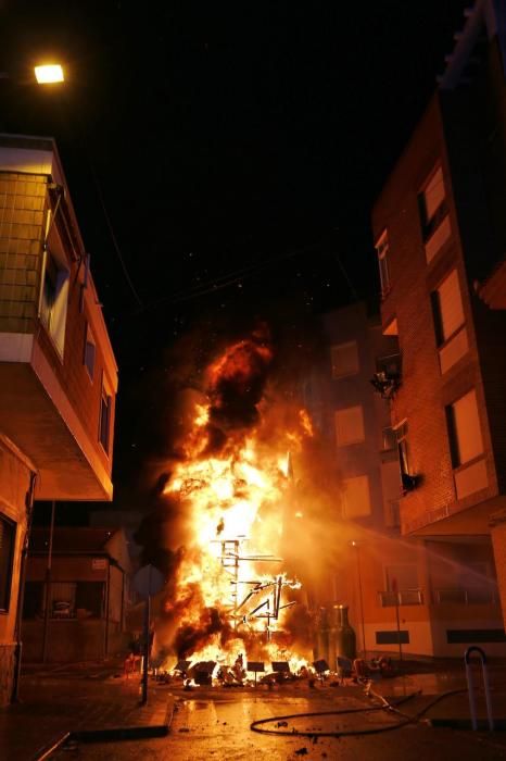 Cientos de personas, la mayoría adolescentes que quisieron disfrutar de la "cremá" y posterior "bañá" de los bomberos, se acercaron al barrio del Calvario para ver arder su hoguera