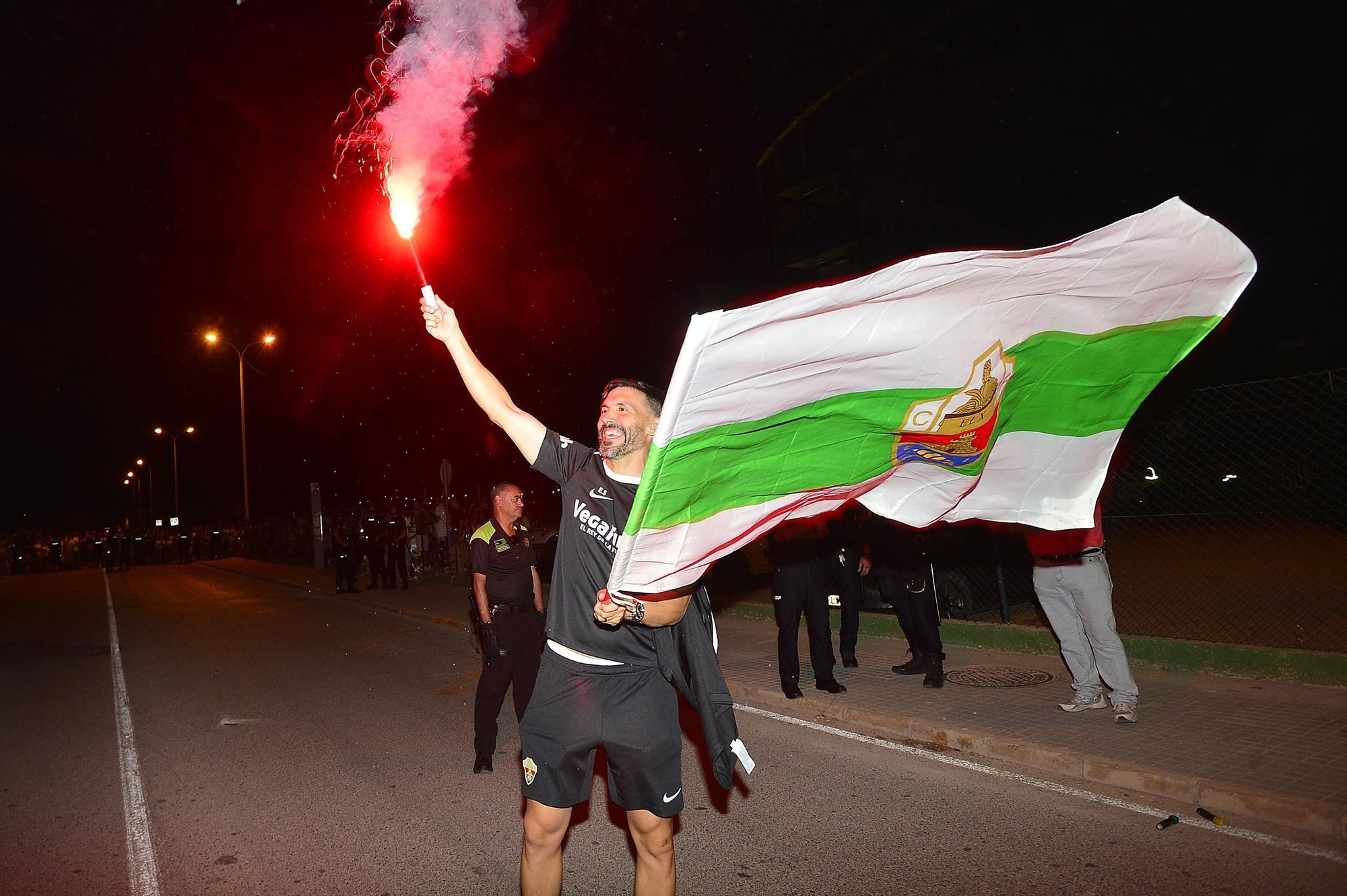 La afición del Elche recibe a los héroes del ascenso a su llegada al Martínez Valero