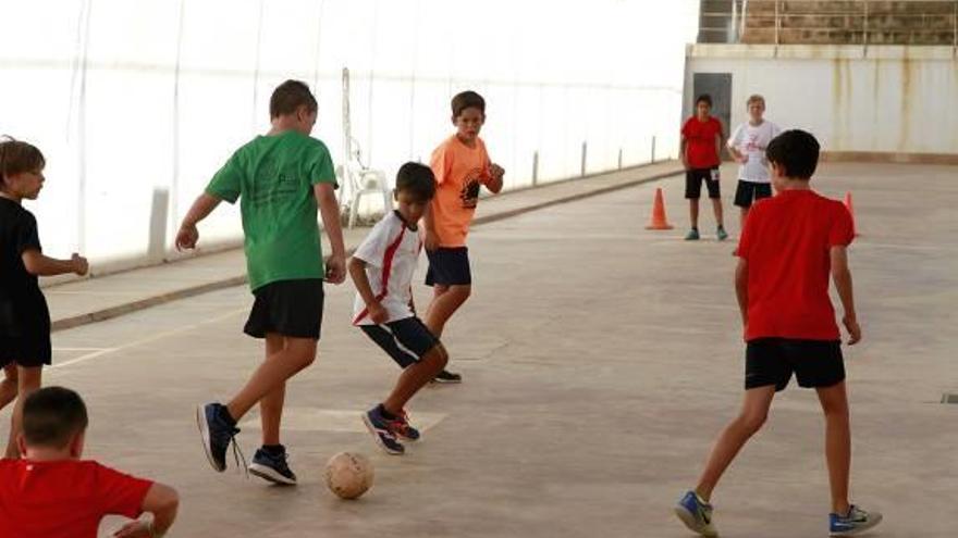 Un centenar de niños y niñas practican futbol sala en Puçol