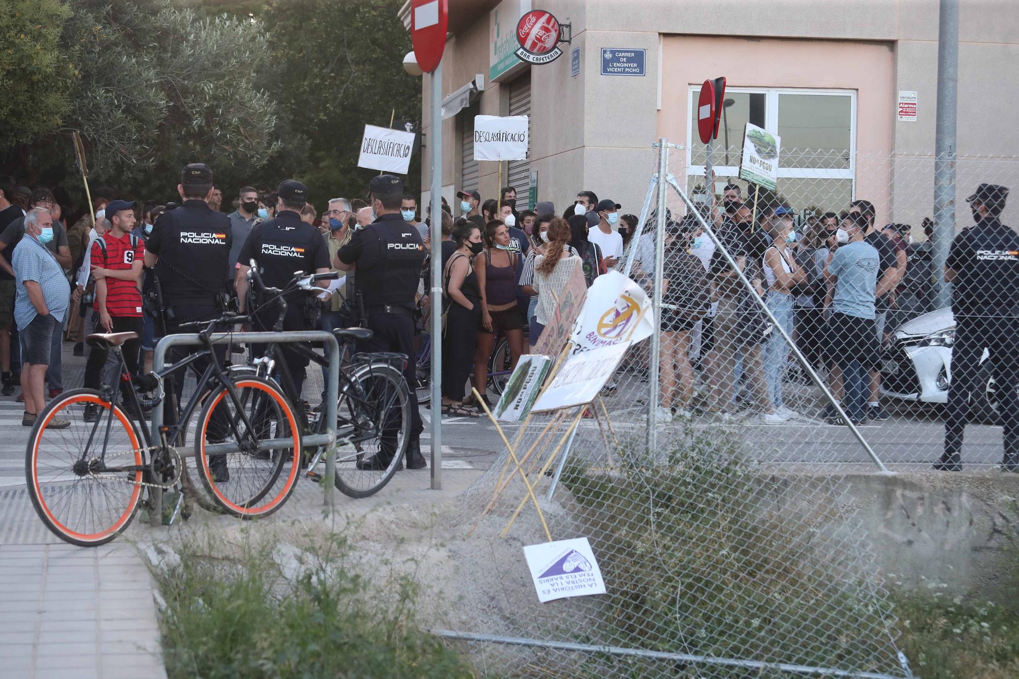 Protesta de los vecinos de Benimaclet contra el vallado de solares ocupados