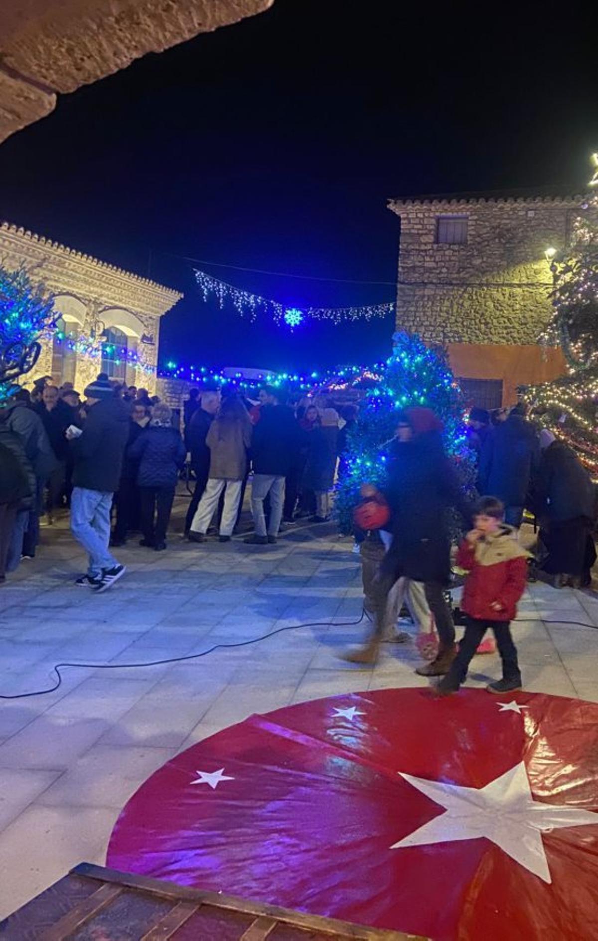 La decoración navideña iluminó las calles.