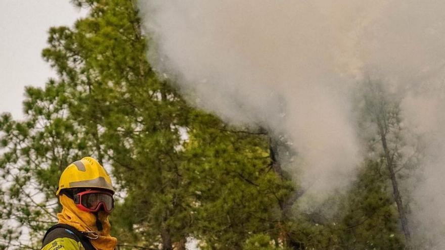 Reducen los puntos calientes del incendio de La Palma