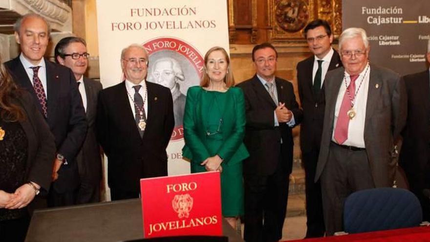 Ana Pastor, en el centro de la fotografía, con Pedro Sanjurjo (tercero por la derecha) e Ignacio García-Arango (segundo por la derecha) y otros miembros del Foro Jovellanos.