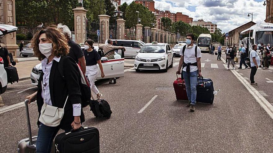 Viajeros en la estación de tren. | Nico Rodríguez