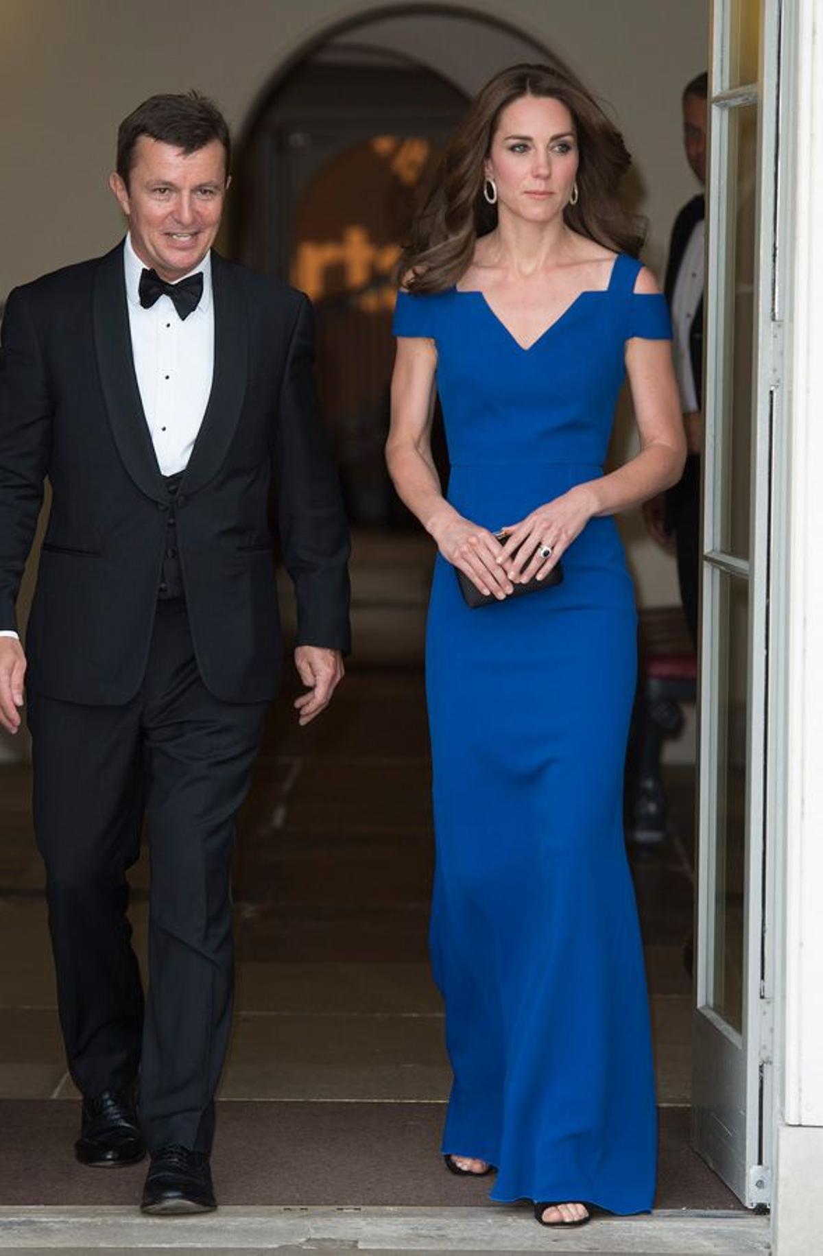Kate Middleton de Roland Mouret con vestido azul