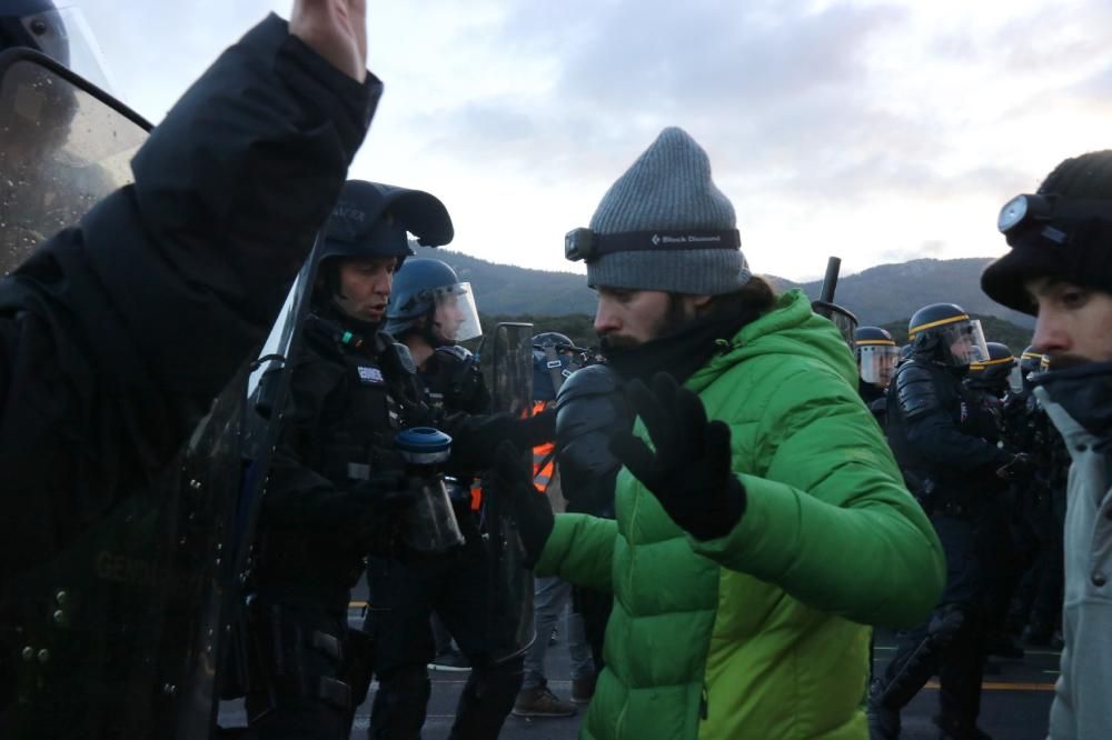 La Gendarmeria francesa retira els manifestants de