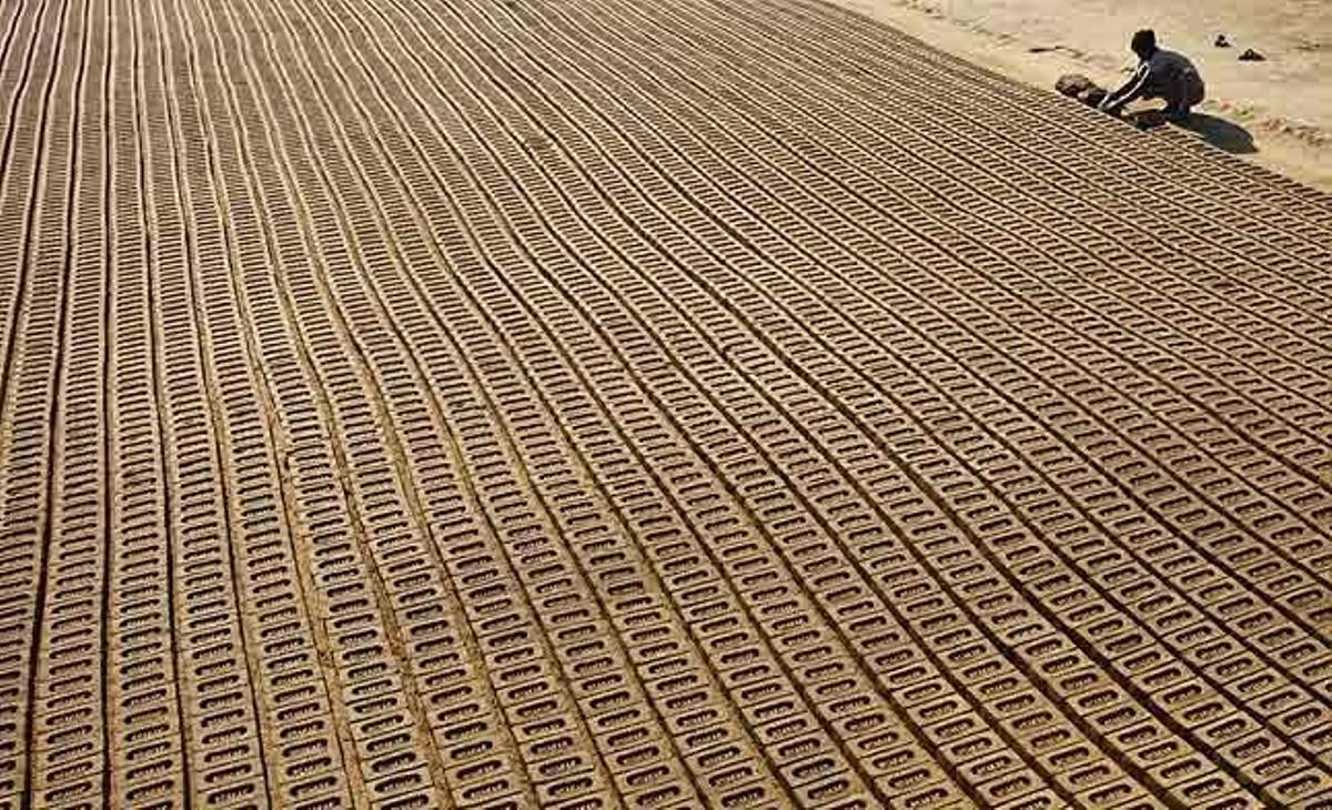 Un obrer treballa en una fàbrica de totxos a Libbar Hari, a l’estat del nord indi d’Uttaranchal (Índia).