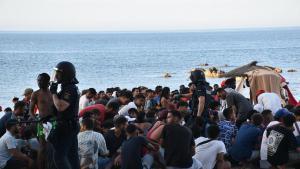Cientos de personas migrantes reciben atención sanitaria de profesionales del INGESA y voluntarios de Cruz Roja, en la playa del Trampolín, a 7 de agosto de 2026, en Ceuta (España).