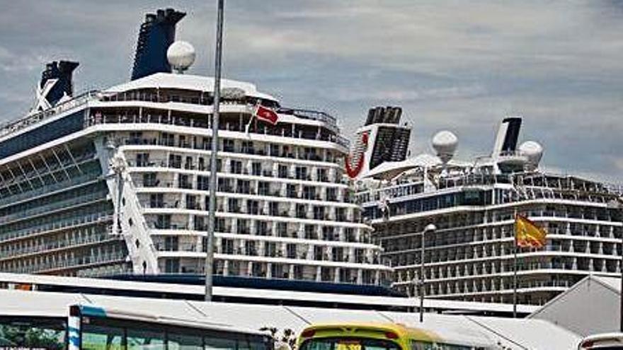 Cruceros en el puerto de Ibiza.