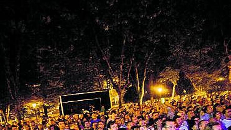 Asistentes, ayer, al concierto de «Danza Invisible» en el parque del Muelle.