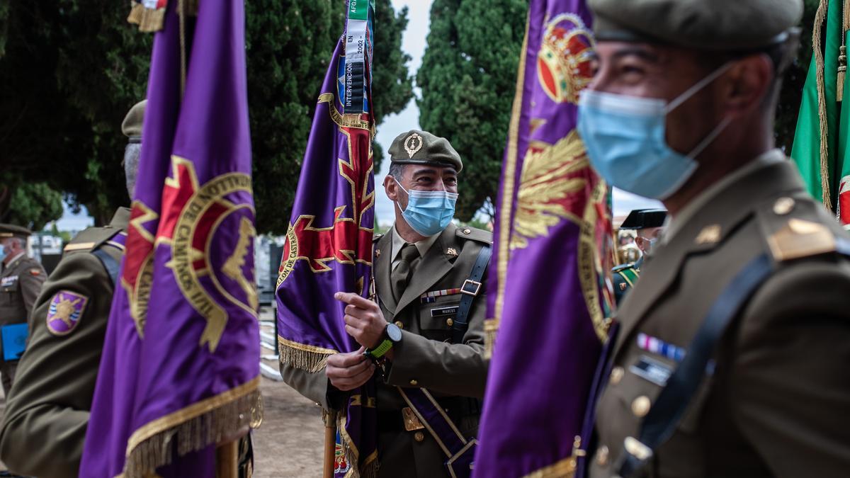 Acto militar en el cementerio.