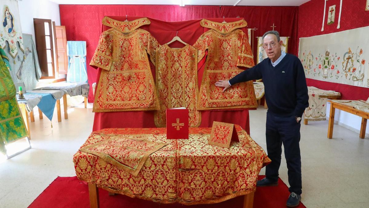 El cura párroco de Cambados, José Aldao, muestra las vestimentas que se utilizaban el día de Santa Mariña, rojas por tratarse de una santa que sufrió el martirio.