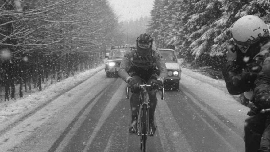 Bernard Hinault, en su cabalgada en solitario bajo la nieve.