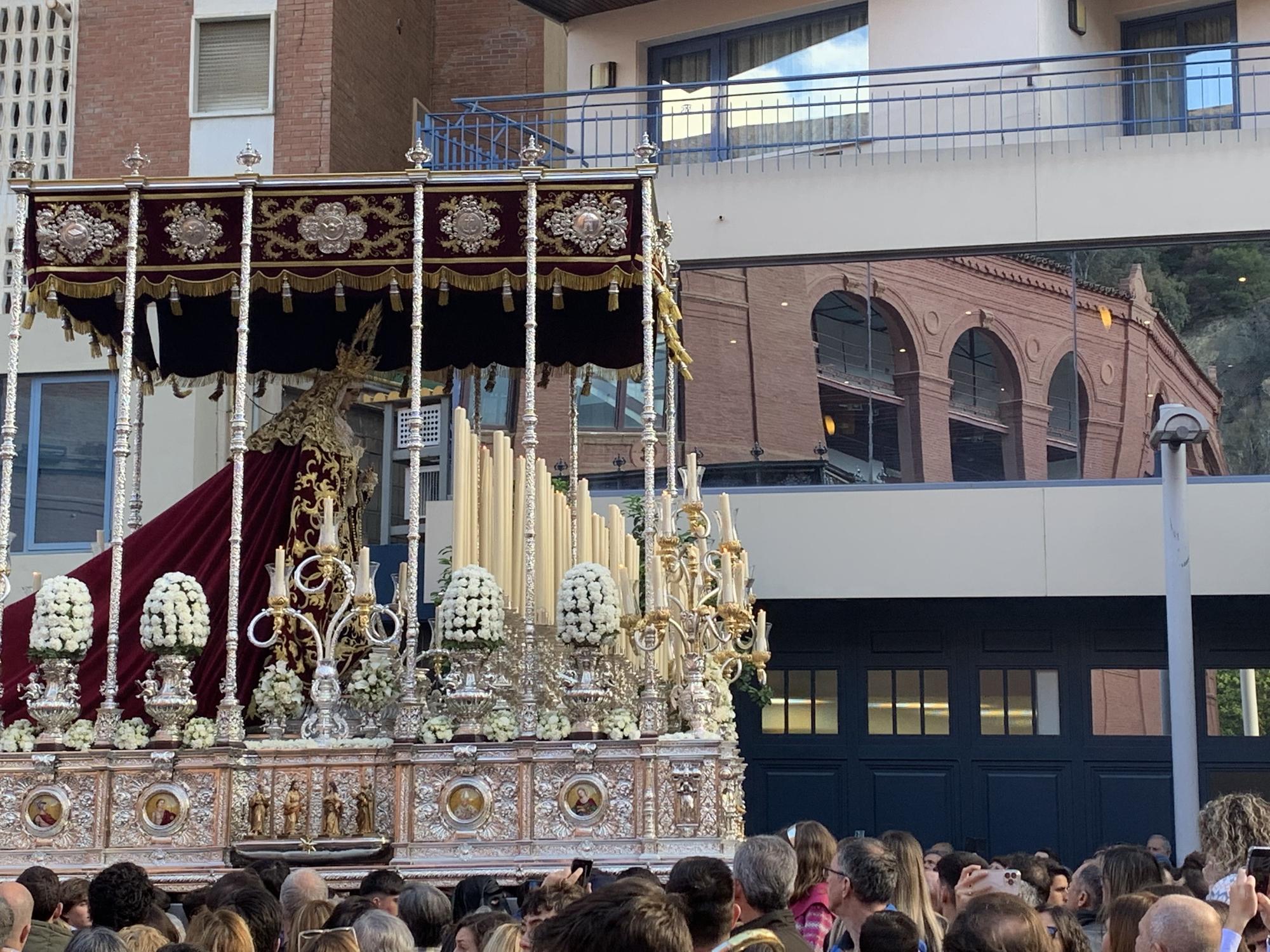 La cofradía del Descendimiento en su salida procesional del Viernes Santo 2024