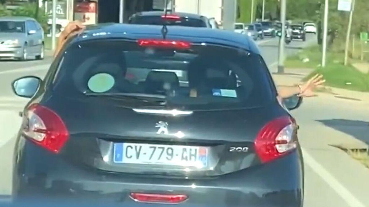 captura del momento en que uno de los turistas lanza la colilla desde un coche en Palafrugell