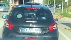 Lanzamiento de la colilla desde un coche en Palafrugell.