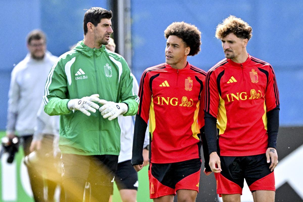 09 June 2026, US, Seattle: Belgium goalkeeper Thibaut Courtois, Axel Witsel and Thomas Meunier take part in a training session in their base camp, ahead of the 2026 FIFA World Cup soccer match against Egypt. Photo: Dirk Waem/Belga/dpa 09/06/2026 ONLY FOR USE IN SPAIN. Dirk Waem/Belga/dpa;soccer;football;sports;2026 FIFA World Cup 2026 - Belgium training