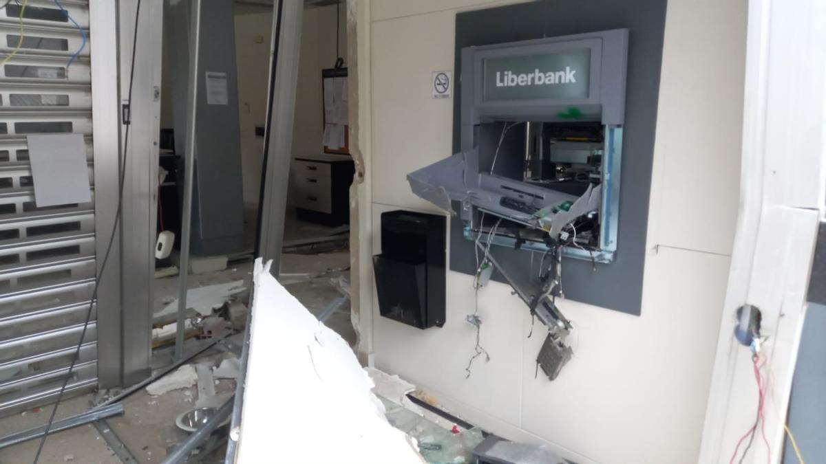 Así quedó la sucursal bancaria destrozada con explosivos en Piloña