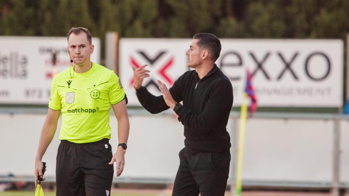 David Gurillo, dirigint un partit de l’Escala, al costat d’un col·legiat.