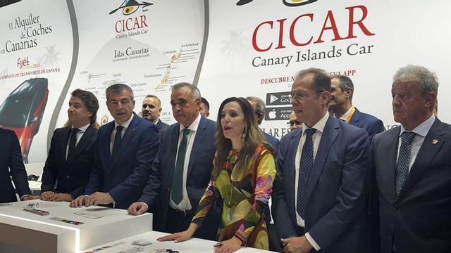 Foto de autoridades en el stand de Fitur .