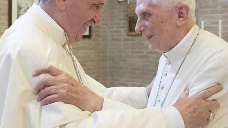 El papa Francisco con Benedicto XVI.