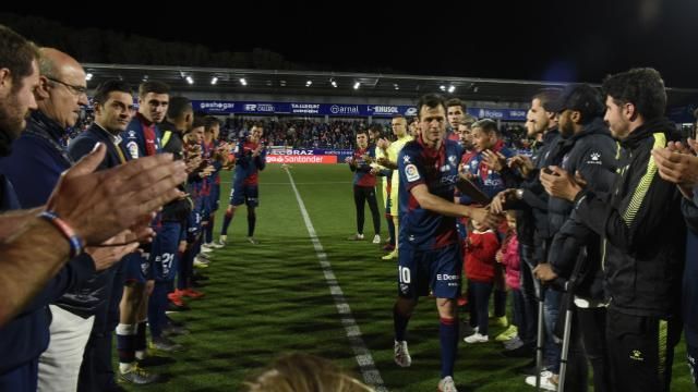 El Huesca deja Primera con un triunfo