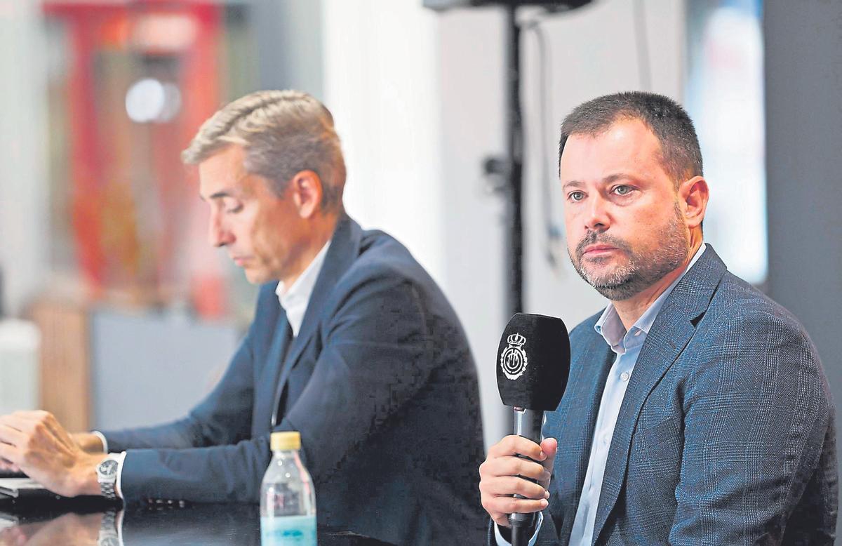 Pablo Ortells, junto a Alfonso Díaz durante una rueda de prensa en Son Moix.