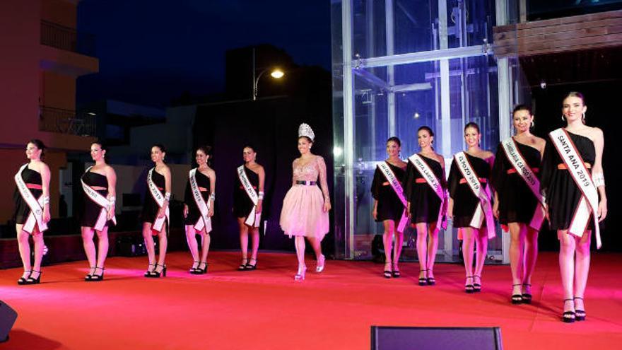 Las candidatas de 2019 junto a la reina de los festejos de 2018.