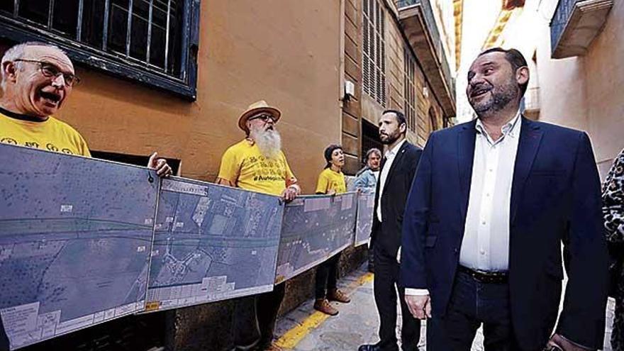 El ministro Ãbalos en una de sus visitas a Palma, ante una manifestaciÃ³n antiautopista.