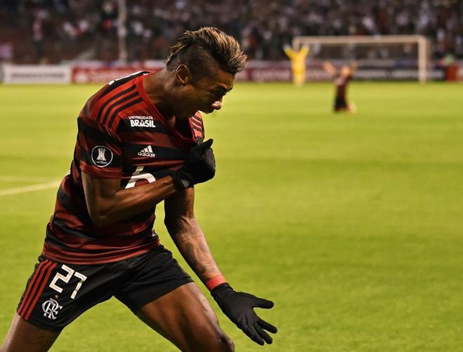 El jugador del Flamengo Bruno Henrique celebra su gol contra la Liga de Quito de Ecuador durante el partido de fútbol de la Copa Libertadores en el estadio Casa Blanca de Quito.