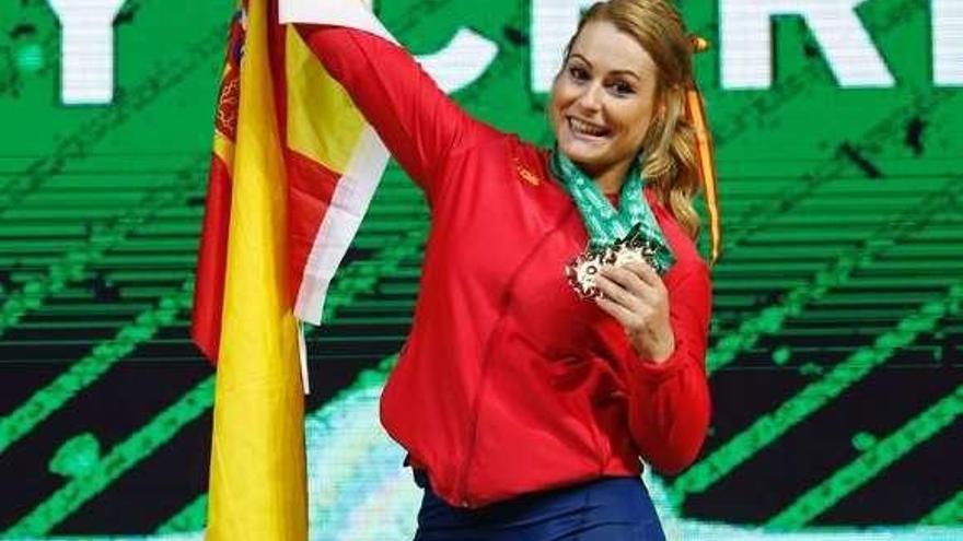 Lydia Valentín posa con la medalla de oro.