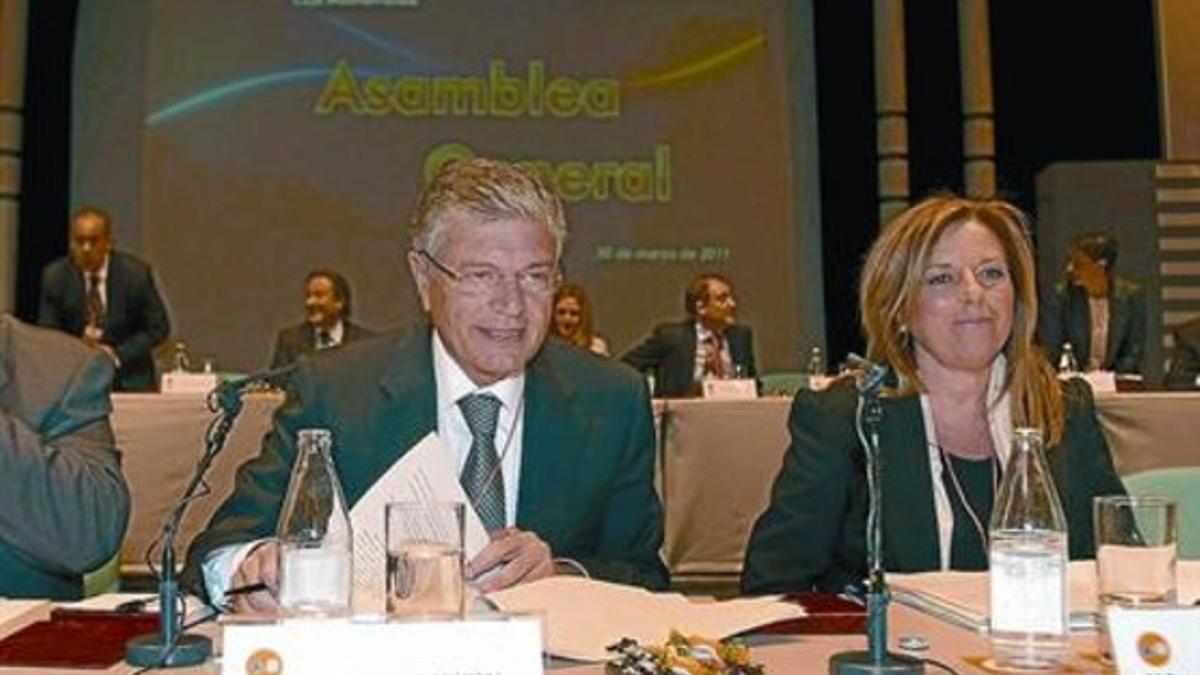 Modesto Crespo y María Dolores Amorós, en una asamblea de la caja