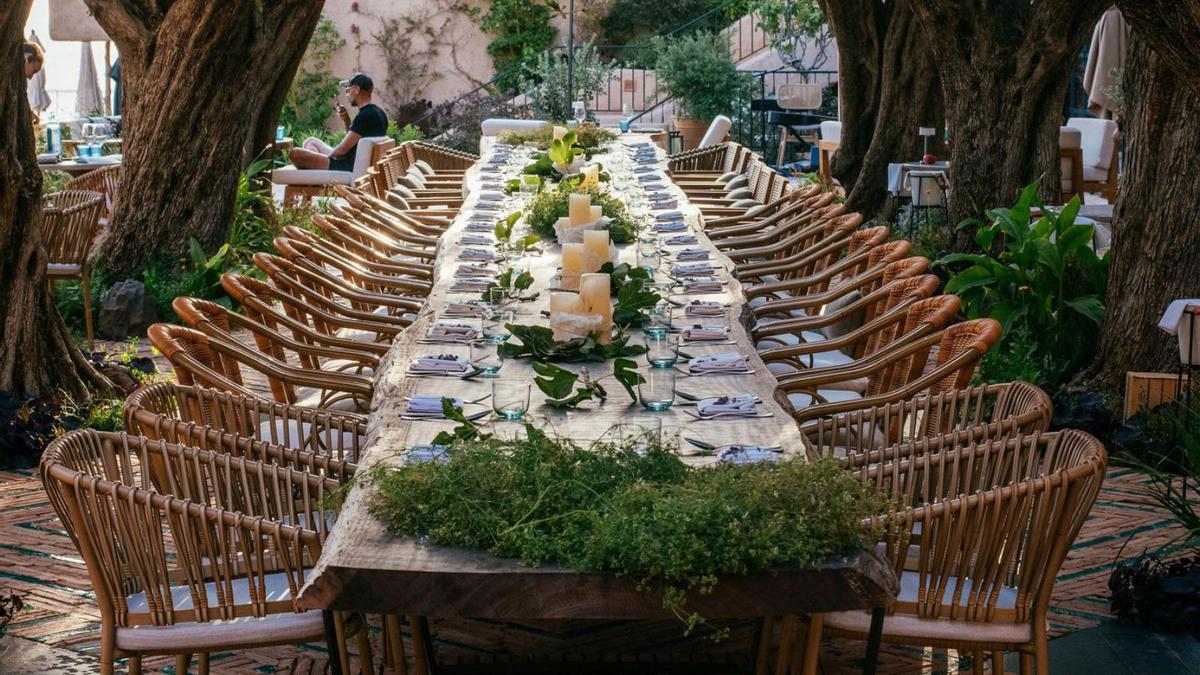 Mesa para 50 comensales del restaurante Hasalon, donde el chef Eyal Shani ofrece su tomate versionado.