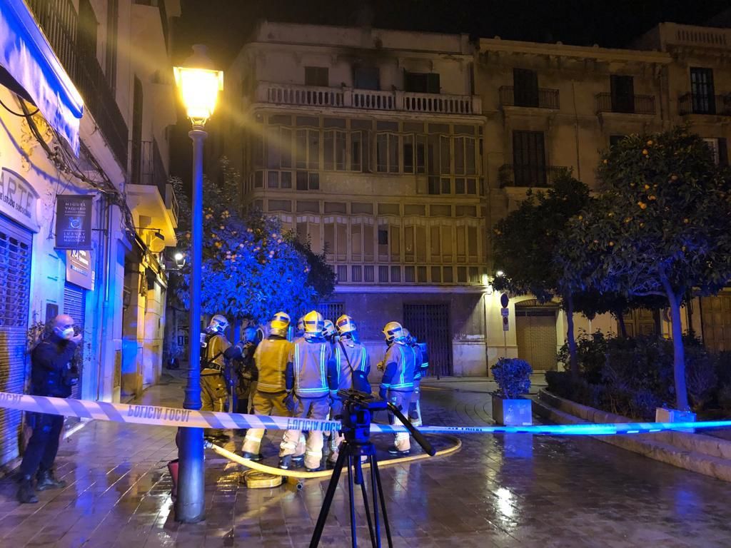 Un incendio destruye parte del antiguo hotel Perú, en la plaza del Banc de s'Oli de Palma