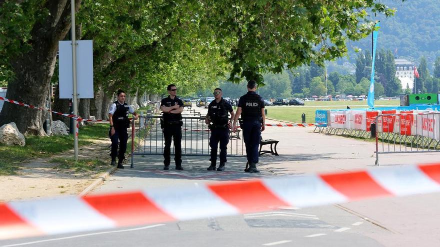 Un joven con una mochila, una cuidadora y un anciano portugués... Los héroes inesperados de Annecy