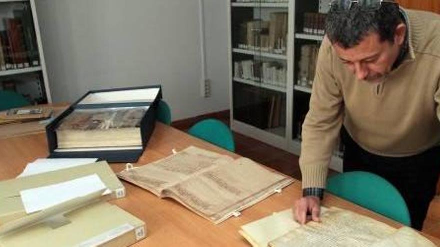 El archivero municipal, Jesús Alonso, con libros antiguos.