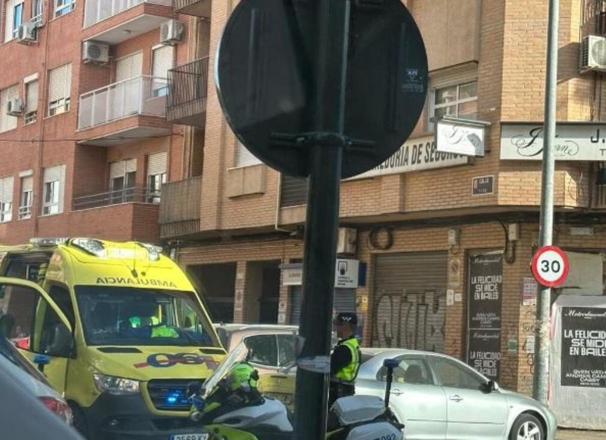 Los sanitarios atienden al herido en la calle Pina de Murcia.