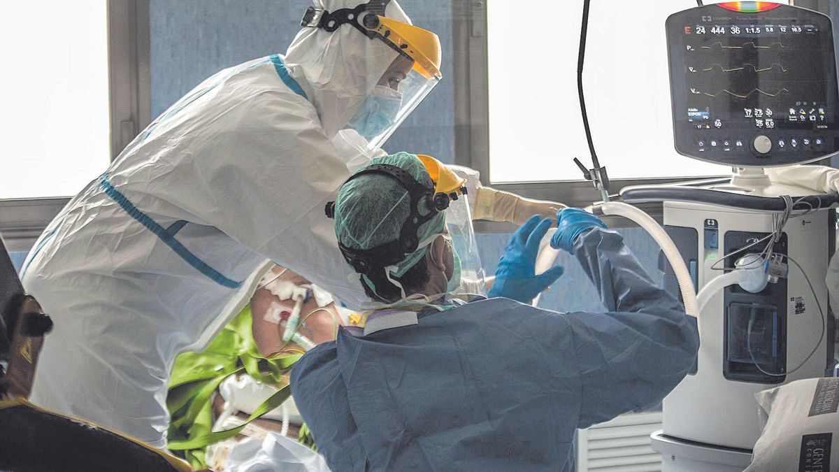 Health personnel attend to a patient in the ICU. Health personnel attend to a patient in the ICU.