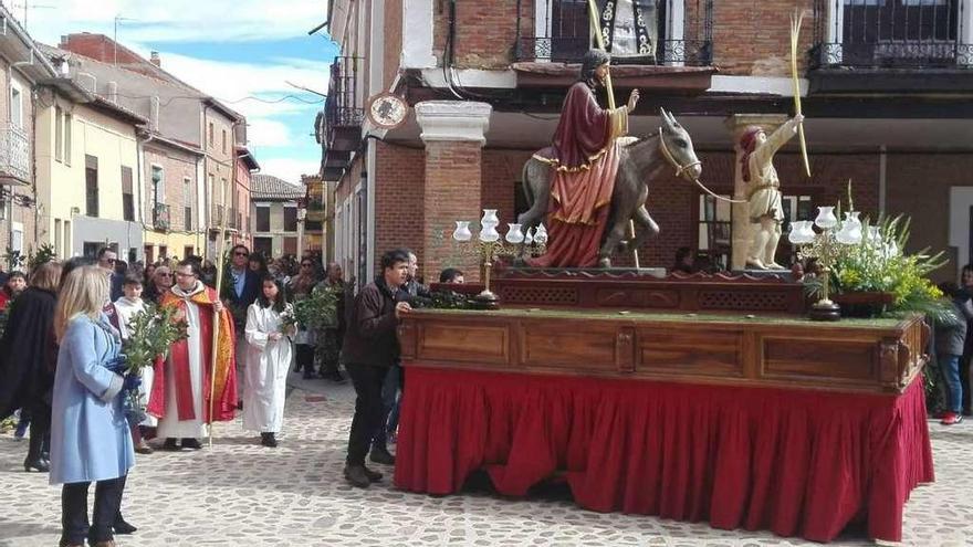 La Borriquita entra en la Plaza Mayor de Villalpando.