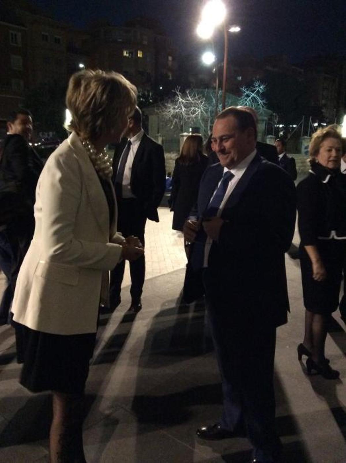 La directora del Liceo Francés, Catherine Bellus, a su llegada al ADDA. La recibe el director de INFORMACIÓN, Juan Ramón Gil.