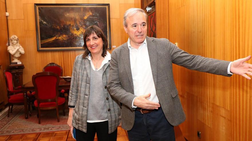 El alcalde de Zaragoza, Jorge Azcón, junto a la portavoz del PSOE municipal, Lola Ranera.  | ÁNGEL DE CASTRO