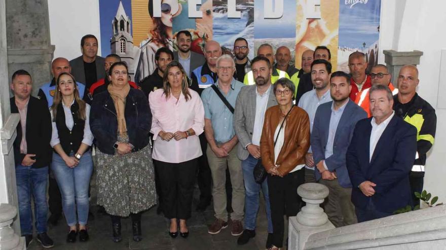 La Corporación junto a Ramón Vera (con una cinta negra sobre la camisa) y fuerzas de Seguridad y Emergencias. | LP/DLP