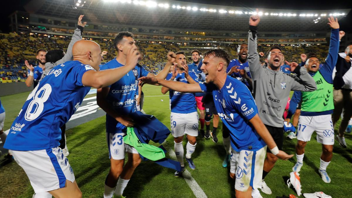 Los jugadores del Tenerife festejan el pase a la final del playoff.
