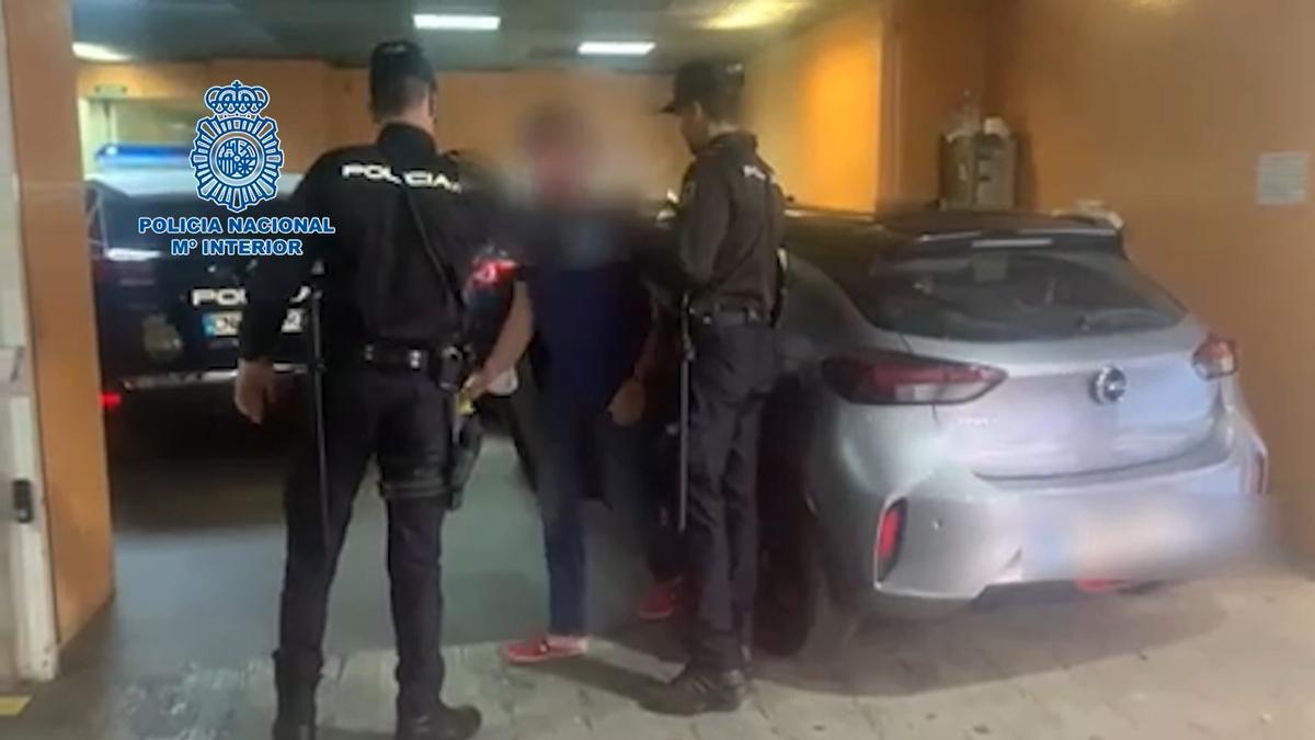 La Policía con el detenido en Alicante para extraditar a Bélgica.