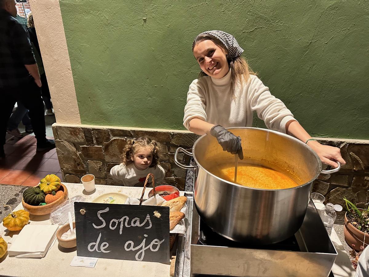 Sara Pérez y la pequeña Marina Grillo, con las sopas de ajo.