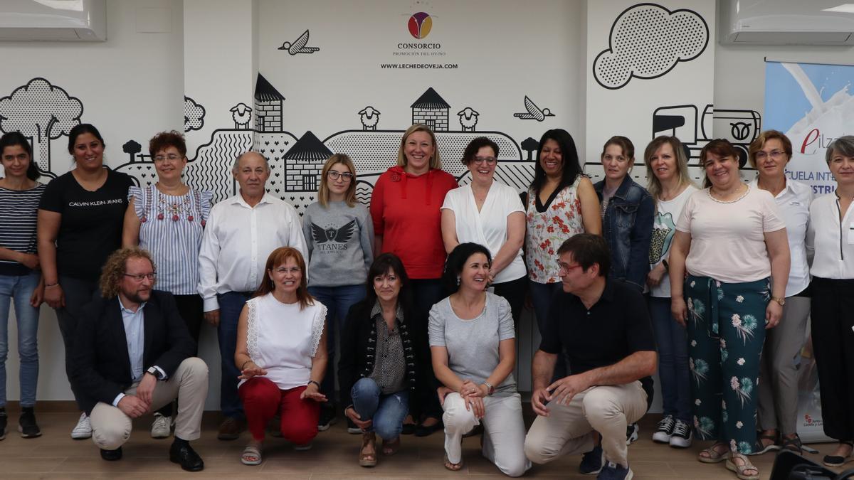 Isabel Blanco con las participantes en el curso agrario en Villalpando