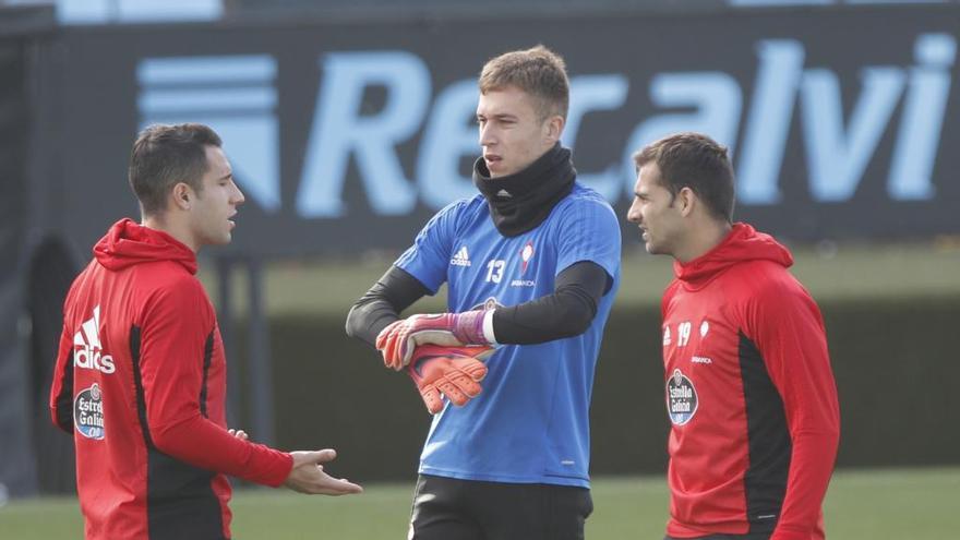 Rubén Blanco, entre Hugo Mallo y Jonny, durante un entrenamiento en A Madroa. // R. Grobas